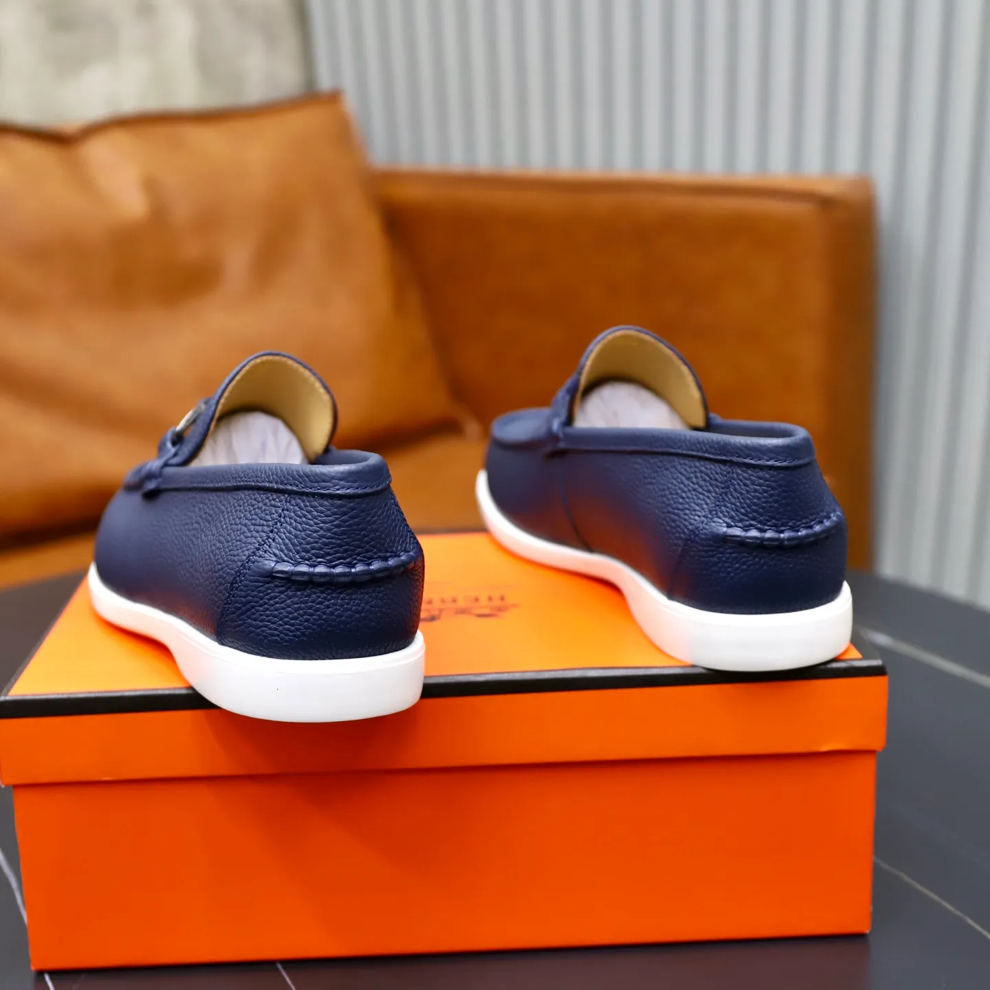 Ex-factory price: 560💰Hermès/Hermès slip-on men's shoes. This shoe is made of imported pebbled cowhide. It has simple and smooth lines and is combined with aerodynamically designed 3CM rubber foam ultra-light soles! Youthful and fashionable, classic H-shaped hardware buckle decoration, calf lining gently wraps the feet, with logo cowhide feet, casual and urban style, highlighting youthful vitality, sports and leisure version, super versatile, code number: 38-39-40-41-42-43-44 standard leather shoe size (45 can be customized but does not support returns)